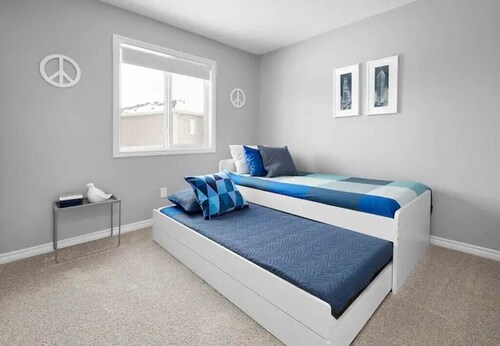 Grey Havens Laneway home w/ garage, balcony, AC near WEM!