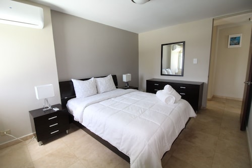 Trendy 2 bedroom in Financial District with Pool