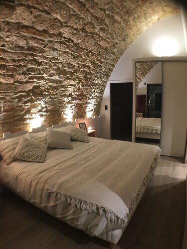 Grande maison voûtée en pierre avec piscine