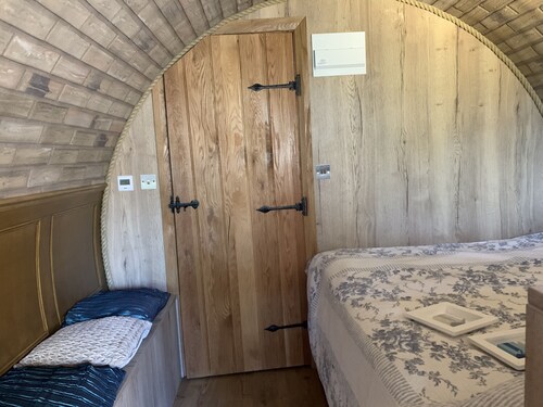 Cosy heated luxury Glamping pod with Hot tub!