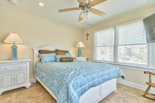 Beach Block 2 family 3 story house, back unit, Parking, Badges, Large Yard/Patio