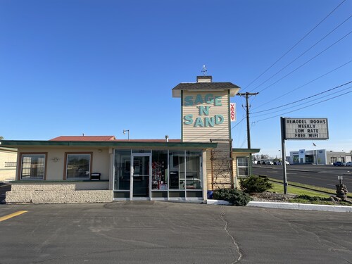 Sage N Sand Motel
