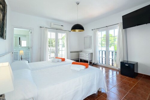 Superb sea view villa, pool, beach access on foot