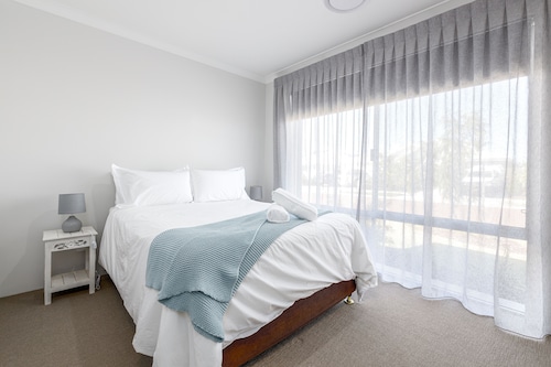Modern, stylish property minutes from the beach & town centre.