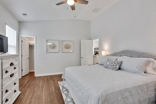 New Home Walking/Biking Distance to Sands Beach and Port Royal Attractions!