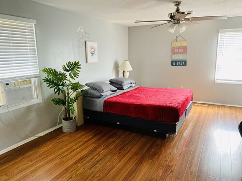 Amazingly Spacious 2000 sqft beach home- Walk to Bay & Ocean