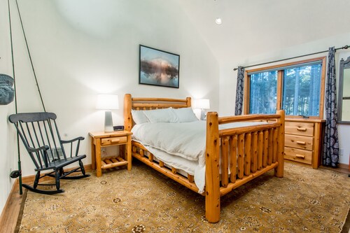 NEW! Starry Skies Sanctuary-Luxury Lakefront Home on Lake G w/Watercrafts & WFH