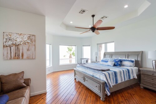 Huge Deck - Bay Front Water View & Fishing Pier - View of Kemah Boardwalk - Close to Beach & NASA