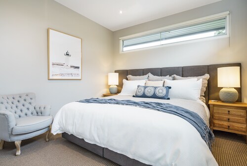 Trelawney Beach House - Directly opposite the beach, heated pool and spa