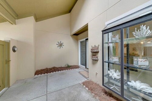 NEW TO VRBO! FREE 6 SEATER golf cart! Beautiful lake view! 3 MINS. TO BEACH.