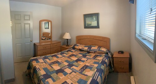 Waterfront Sunset Beach & Pool Chalet near National Park B&B
