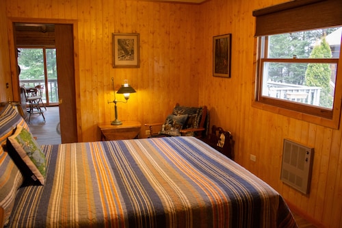 Charming and Cozy, 3-Season, Fence Lake Cottage with Beautiful Sunset View
