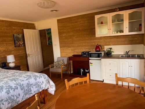 Rammed earth cottage on rural property 10 minutes from Kyneton's restaurants.
