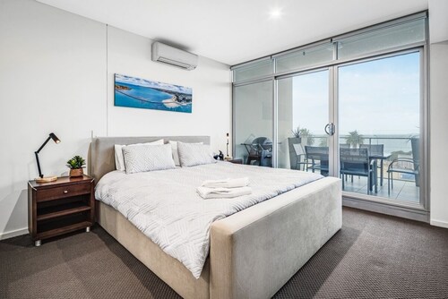 PENTHOUSE 406 THE FRONTAGE ALL LINEN INCLUDED
