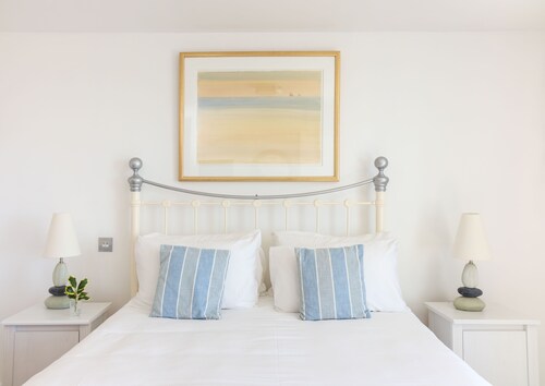 NEW: Luxury property sleeps 8 - Stunning sea views - parking