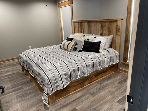 ON THE ROCKS = Fun in the Sun, open floor plan, well stocked & brand new cabin!