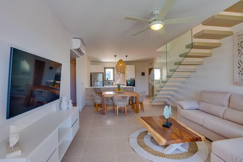 Modern Luxury Penthouse With Private Rooftop Picuzzi few Steps From the Beach