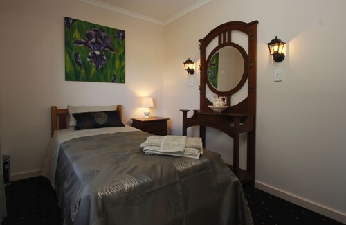 Superb new cottage, stunning views, secluded but handy to Hahndorf Main Street