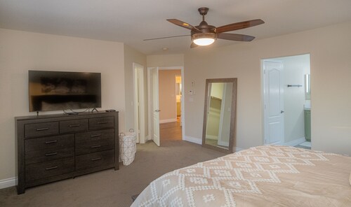 Good Vibes off the strip, 5BR with 2 King Beds + Pool