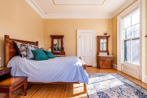 Entire Victorian Mansion - Near Main & St Farmer’s Mkt - Sleeps12
