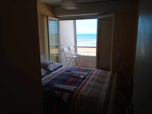 Très beau F2 surplombant la plage.