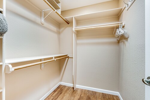 Riverfront House w/ Beautiful Views, High-Speed WiFi, AC, Private Washer/Dryer