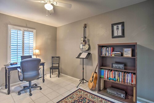 NEW! Charming Home w/ Yard, 25 Mi to Dtwn Dallas!
