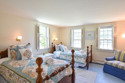 #547: Over 3000 Sq Ft, Beautiful Views, Walk to the Beach, Screened Porch, Huge Private Yard!