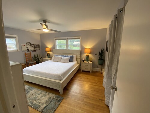 House with great fenced-in backyard, beautiful garden & comfy beds!