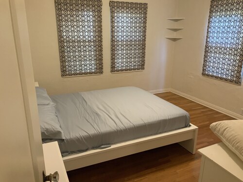 Walking distance from a park and Universal Studios Hollywood