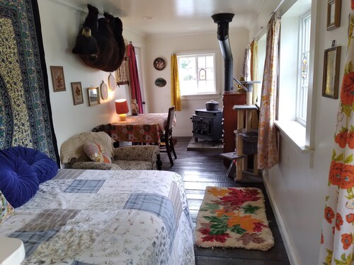 Family-friendly and pet-friendly home away from home. 2 minutes from the river