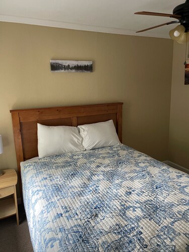 Family upper condo w/stunning Lake View. dock w/slip and lily pad