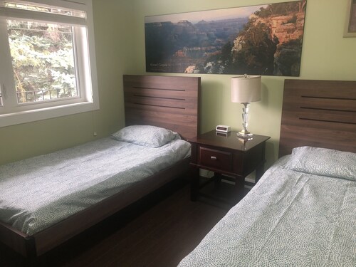 Luxury Varsity Home 2 Masters, Near UofC and Parks