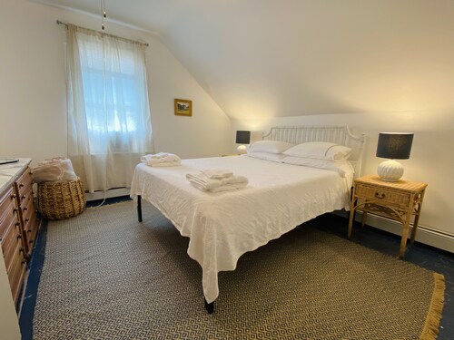 Charming, Central Jamestown Cottage, walk to town/beach!