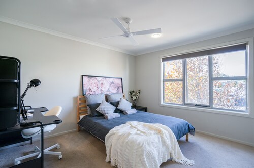 Comfortable, Quiet 2BR Townhouse with Free PARKING