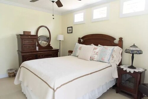 Within 2 blocks from Main Street, City Park, The Medina River & all Main Events