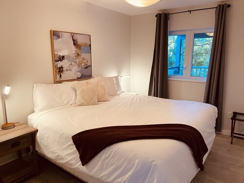 Brand New Oceanside Private Suite Quiet Natural Setting, Pet Ok