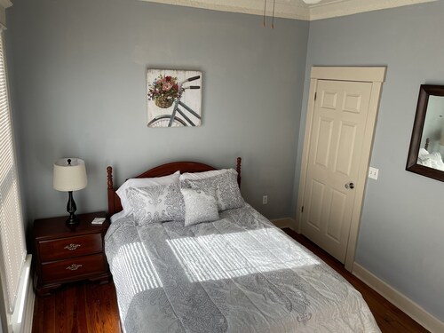 2/2 apartment in historic home downtown