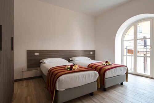Luxury Lake Front Britannia Apartments
