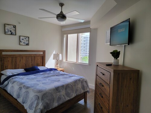 Honeycomb HideOut, 1/1, FREE parking&poolview
