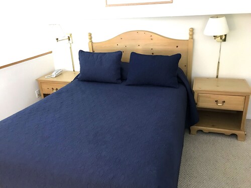Montauk Manor -1 BR 925 sq. ft. loft in resort overlooking Block Island Sound