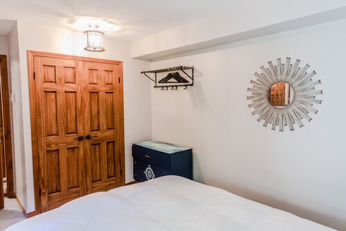 Private hot tub facing the trees, 2 Bedroom, Sleeps 6, Steps to Blackcomb Slopes