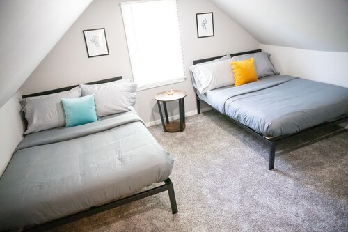 Cute Home, Near Downtown Grand Rapids, Room for Bigger Groups!
