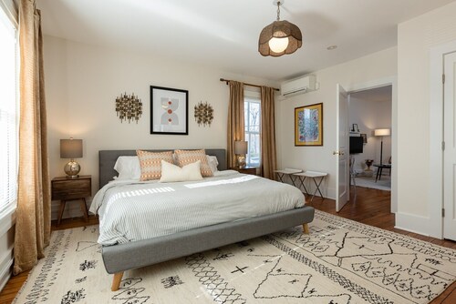 Retro Apartment| Lux Extended Stay in Belmont