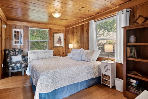 Hayden Lake Gem Steps to Water/Dock w/WiFi, Deck, W/D, Firepit, Patio - Dogs OK!