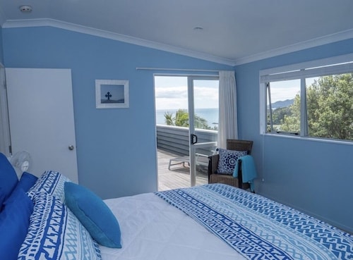 Top Apartment with Sea Views & Beach Access