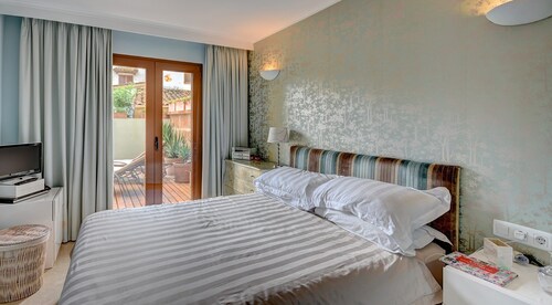 Apartment with Pool , short stroll to Marina and Port Andratx