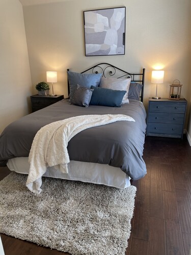 Gorgeous house near Shopping, hwy’s, & parks!