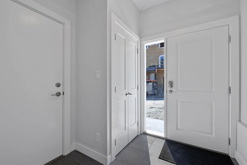 New Townhome with Garage, 3 Bedrooms and Hot Tub