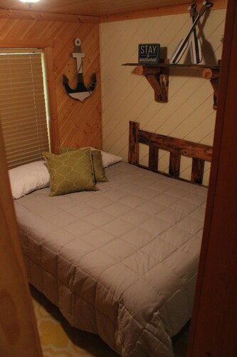 "Shore Thing", Cozy Lake Cumberland Cabin - Hot Tub, Fire Pit, Minutes from Lake